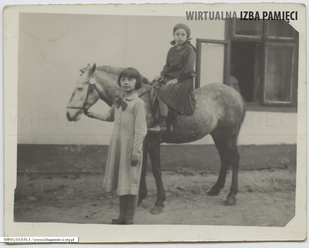 1937. Borki. Dziewczynki z koniem.