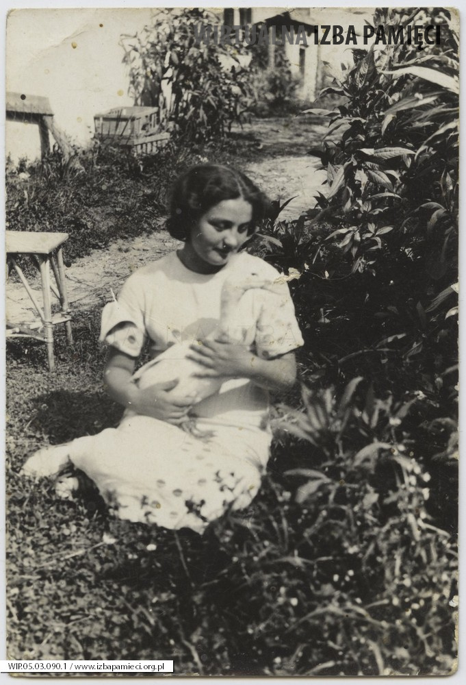 1939. Felsztyn. Kobieta trzymająca gęś.