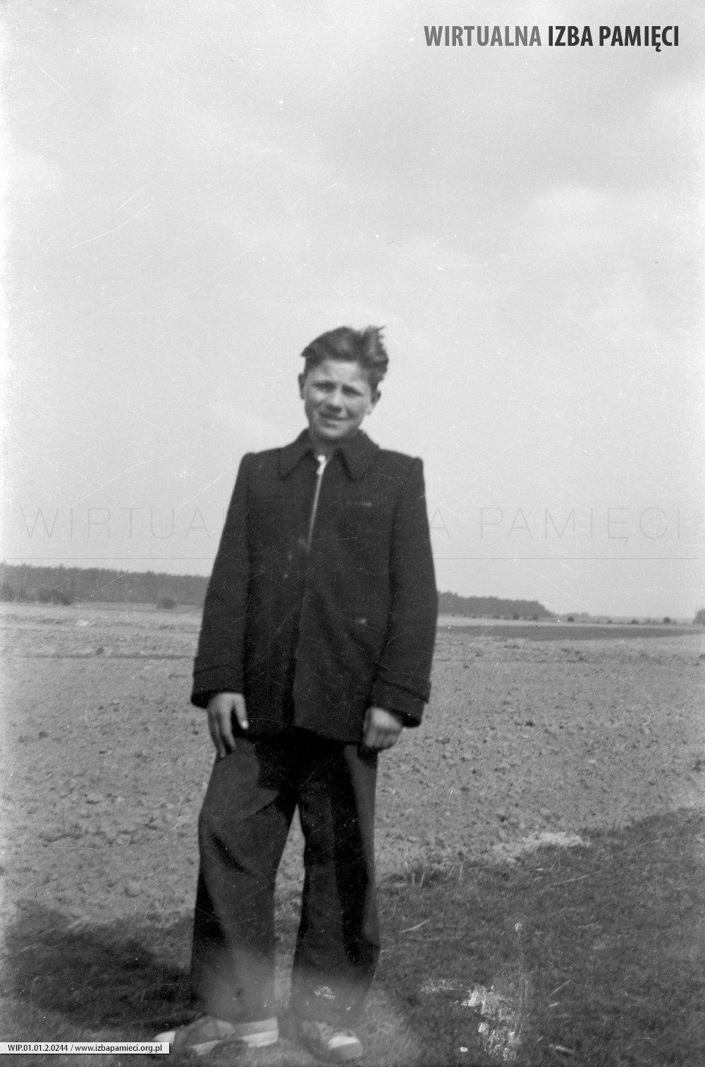 Lata 50. XX wieku. Chłopiec na tle łąk