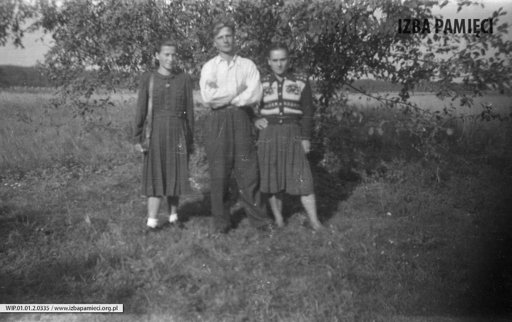 Lata 50. XX wieku. Franciszek Hubacz z siostrą Marią (po lewej) i Karoliną Strent