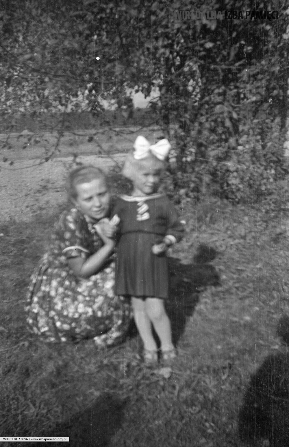 Lata 50. XX wieku. Anna Cienka z Mołodycza ze swoją siostrzenicą Zdzisławą