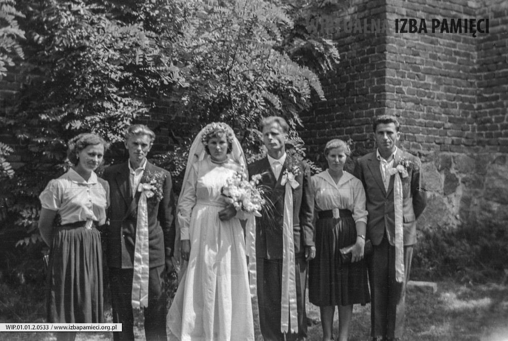 Lata 60. XX wieku. Cecylia i Franciszek Hubaczowie w dniu ślubu oraz ich drużbowie i druhny