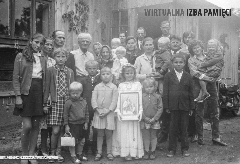 Lata 70. XX wieku. Spotkanie rodzinne u Cecylii i Franciszka Hubaczów z okazji I Komunii córki Genowefy