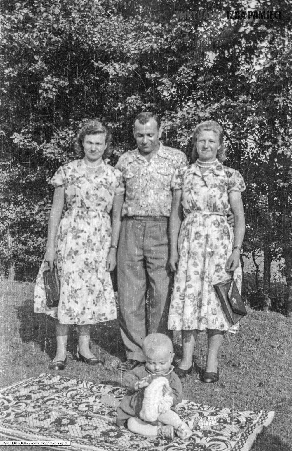 Lata 50. XX wieku. Stanisława Szwajczak (z prawej) z Mołodycza ze swoimi kuzynami