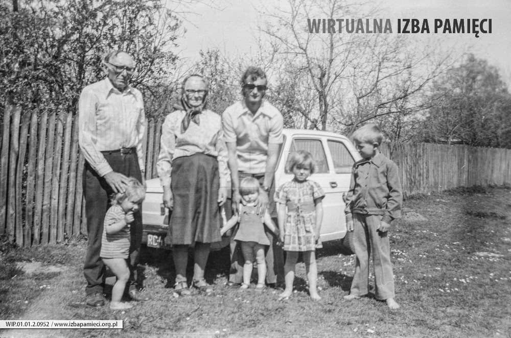 Lata 80. XX wieku. Justyna i Walenty Rokosz z Mołodycza z wnukami