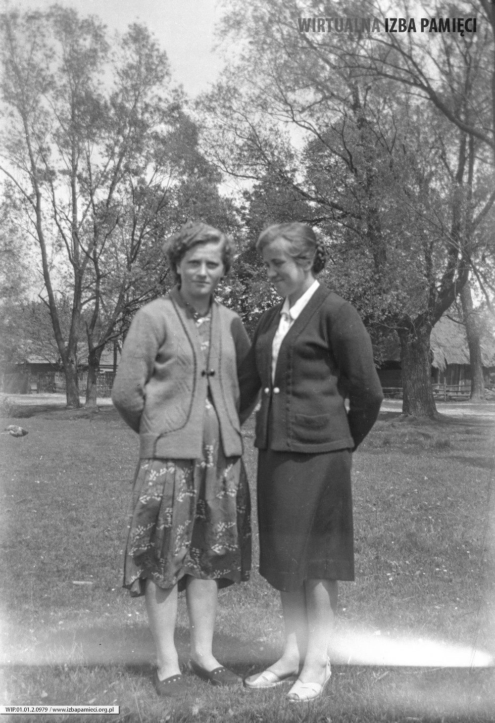 Lata 50. XX wieku. Stanisława Sokół (od lewej) i Maria Wójtowicz z Mołodycza