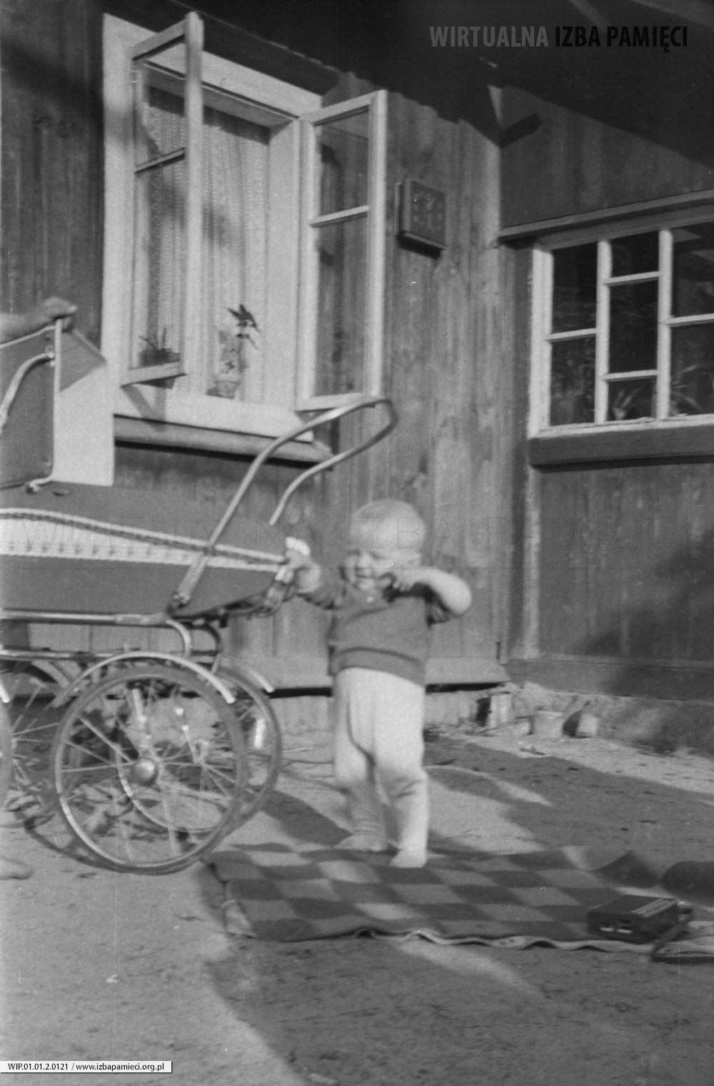 1970. Dziecko przy wózku