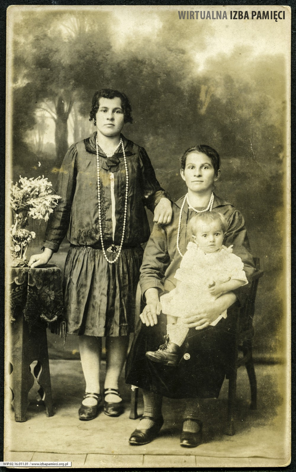 1929. Józefa Doda z córką i siostrą.