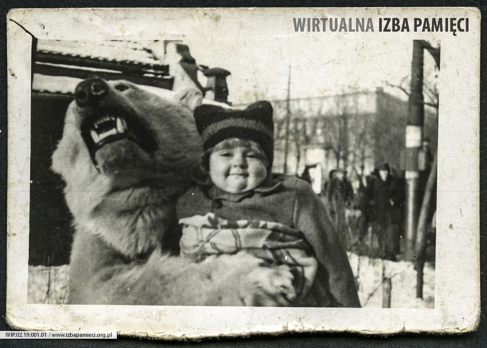 1948. Krysia Cetnarowicz z niedźwiedziem.