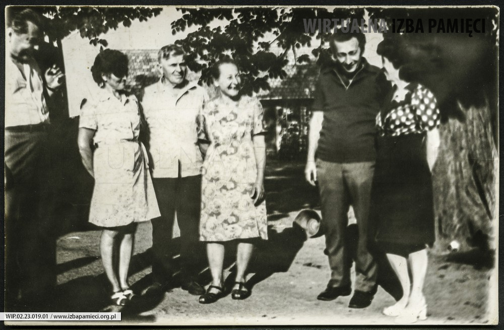 1975. Rodzeństwo Dudek z Manasterza z małżonkami.