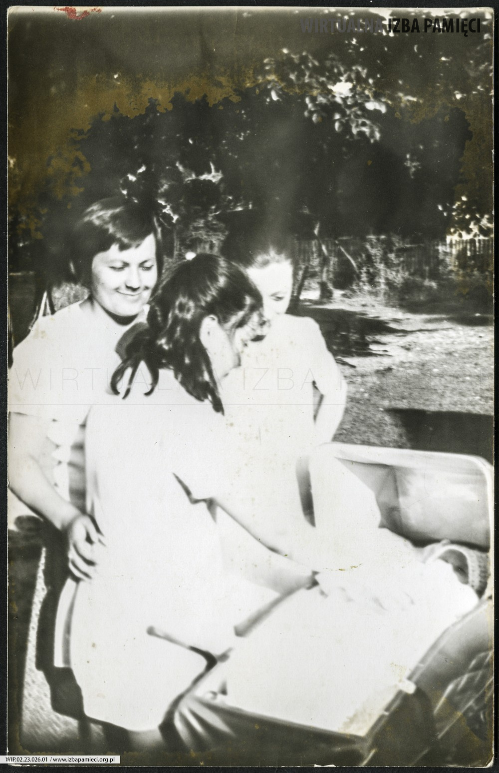 1975. Siostry Bożena i Grażyna Dudek z kuzynką Krystyną Dominik i jej córką.