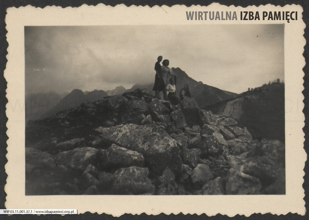 Lata 30. XX w. Grupa osób stojąca na skałach.