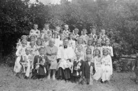 1958. Pamiątka Pierwszej Komunii Świętej dzieci urodzonych w parafii Mołodycz w 1949 roku