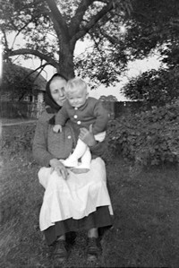 1963. Kobieta z dzieckiem