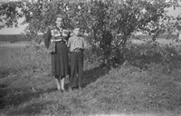 Lata 60. XX weku. Aniela Sutkowy z Mołodycza z synem Henrykiem