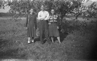 Lata 50. XX wieku. Franciszek Hubacz z siostrą Marią (po lewej) i Karoliną Strent