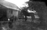 Lata 70. XX wieku. Helenka i Zosia Hubacz obok konia - pomnika