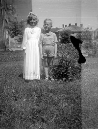 Lata 60. XX wieku. Dziewczynka w dniu I Komunii ze swoim bratem