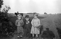 Lata 60. XX wieku. Troje dzieci z Mołodycza na tle rozległych pól