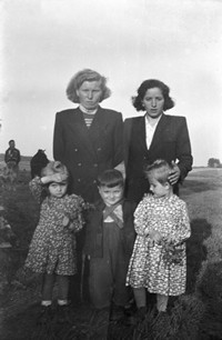 Lata 60. XX wieku. Justyna Warcaba (z lewej) i Aniela Kardynał z Mołodycza z trojgiem dzieci