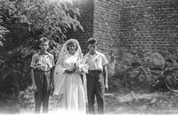 Lata 60. XX wieku. Cecylia Hubacz z Mołodycza w dniu swojego ślubu z kuzynami 