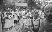 Lata 60. XX wieku. Procesja wokół kościoła pw. Niepokalanego Serca NMP w Mołodyczu