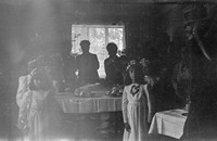 1970. Poczęstunek dla dzieci pierwszokomunijnych w pomieszczeniach plebanii w Mołodyczu