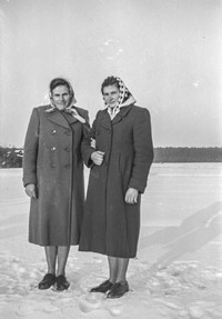 Lata 60. XX wieku. Jadwiga Zagrobelna (z lewej) i Cecylia Hubacz z Mołodycza