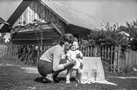 Lata 60. XX wieku. Matka (Maria Zagrobelna?) z Mołodycza z synkiem