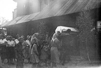 Lata 60. XX wieku. Pogrzeb chłopca w parafii Mołodycz