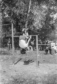 Lata 70. XX wieku. Ćwiczenia na drążku przy szkole w Mołodyczu