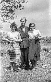Lata 50. XX wieku. Franciszek Hubacz z Mołodycza z siostrami Stefanią (z lewej) i Janiną Furmanik