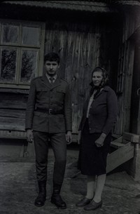 Lata 80. XX wieku. Stanisław Hubacz z Mołodycza z matką