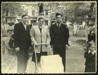 Lata 40. XX w. Miron Piśko z żoną Anielą i bratem Józefem. Kołomyja.