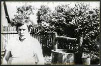 1975Krystyna Dominik na podwórzu domu w Nielepkowicach.