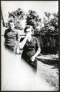 1975. Józef i Teodozja Dudek na podwórzu domu w Nielepkowicach.