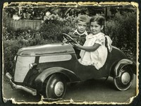 Lata 40. XX w. Tadeusz i Krystyna Cetnarowicz w samochodzie.