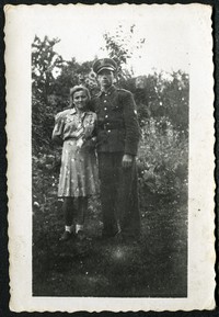 1948. Teodozja Doda i milicjant Jan Osman. Manasterz.