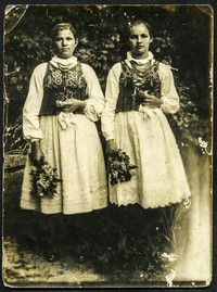 Lata 20. XX w. Drużki weselne – Józefa Cetnarowicz i Anna Kuszczak.