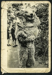 1949. Tadzio Cetnarowicz z niedźwiedziem.