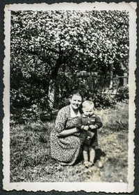 1954. Adela Hubacz z synem.