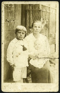 Lata 20. XX w. Maria Granacka z dziećmi.