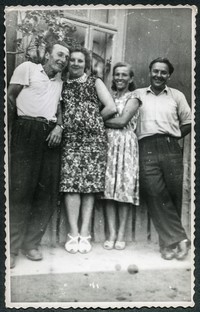 Lata 60. XX w. Józef Dudek z rodziną przed domem w Nielepkowicach.