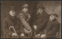 Lata 20. XX w. Grupa mężczyzn w kapeluszach.