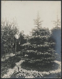 1913. Kulparków. Józefa Kruszyńska i Władysław Ruebenbauer w ogrodzie.
