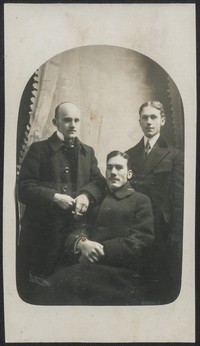 Lata 20. XX w. Fotografia trzech mężczyzn. Pierwszy z lewej Ludwik Mołoń.