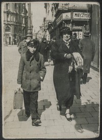 1930. Lwów. Jan i Józefa Ruebenbauer (Kruszyńska) na jednej ze lwowskich ulic.