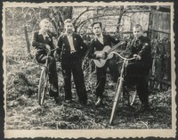 1938. Lubaczów. Grupa chłopaków z rowerami i gitarą.