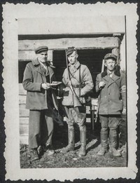 1943. Opaka. Partyzanci. Jan Ruebenbauer (w środku) z kolegami z Oddziału Armii Krajowej.