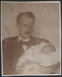 1915. Lwów. Władysław Ruebenbauer z córką Marią w dniu jej chrztu.